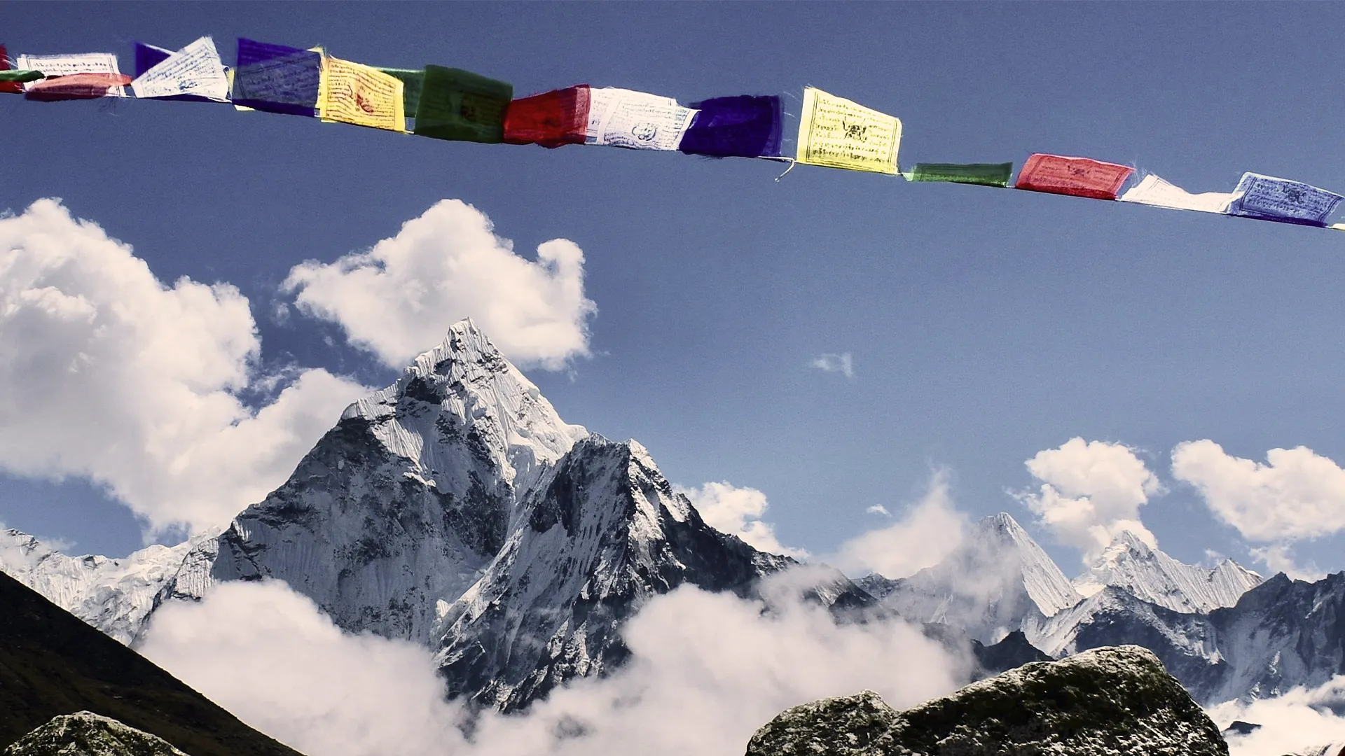 Yunnan e Tibete formam um dos roteiros mais fascinantes e menos óbvios da China: de Lijiang a Lhasa, entre monastérios, montanhas sagradas e uma cidade que roubou o nome de um livro. Descubra esse roteiro.