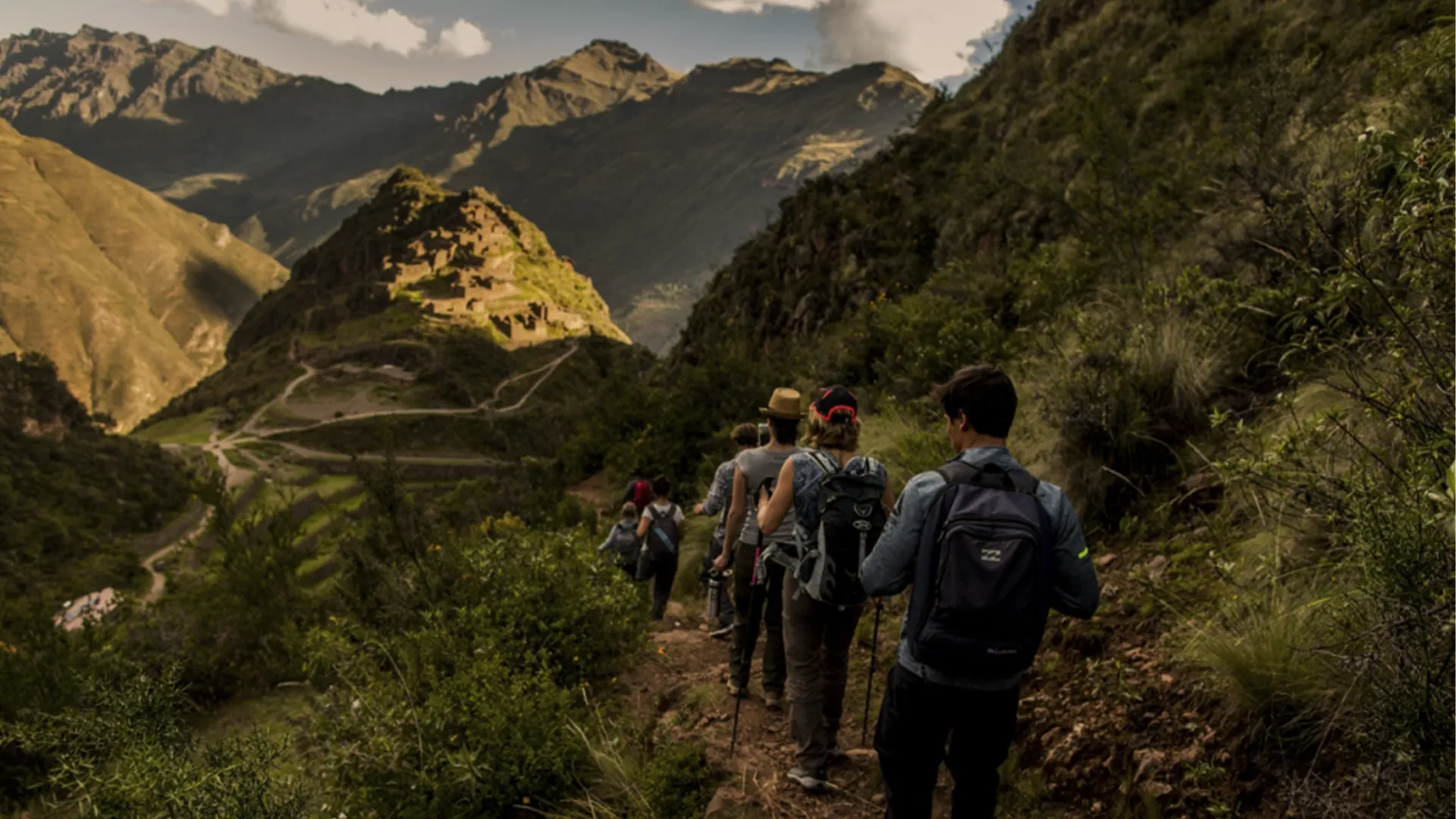 A Trilha de Lares, operada pela Mountain Lodges of Peru, é a resposta menos óbvia à tradicional Trilha Inca — sem limite de permissões, com tecelãs andinas centenárias e hospedagem em lodges de luxo. Conheça a rota.