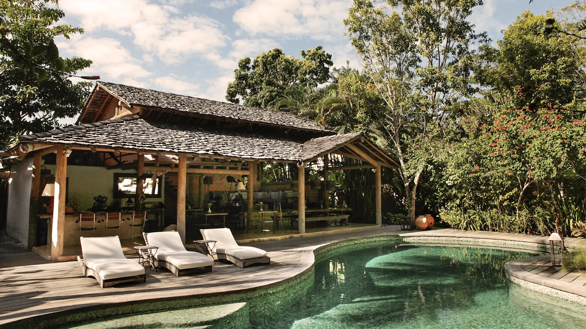 UXUA Casa Hotel & Spa ocupa casas centenárias no coração do Quadrado de Trancoso, restauradas pelo ex-diretor criativo da Diesel. Conheça o hotel que virou sinônimo do vilarejo mais chique da Bahia.