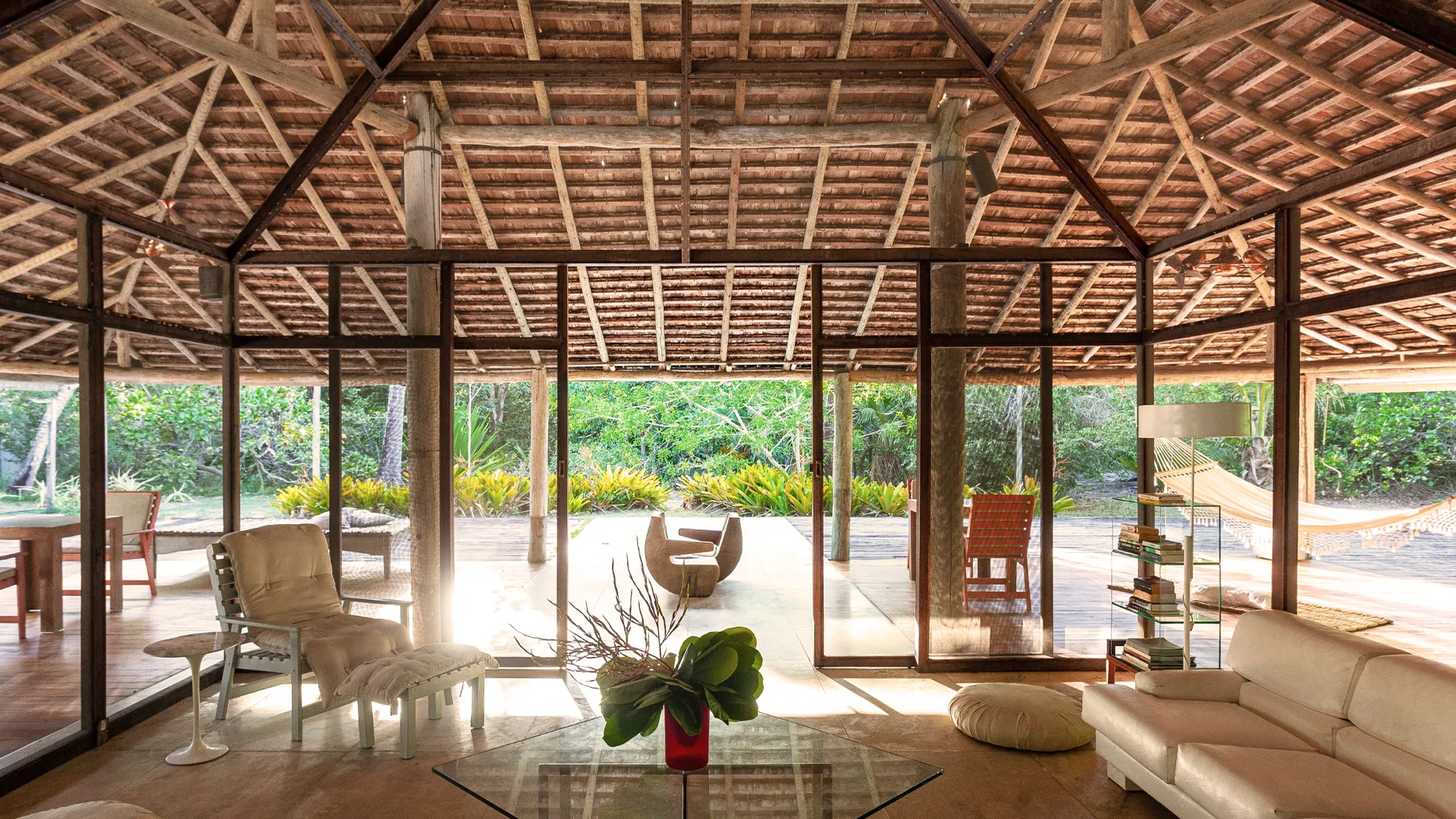Vila Naiá, em Corumbau, sul da Bahia, foi eleito um dos melhores hotéis de praia do mundo pela Condé Nast Traveller — e tem apenas oito acomodações. Conheça o refúgio que redefine luxo como desconexão.