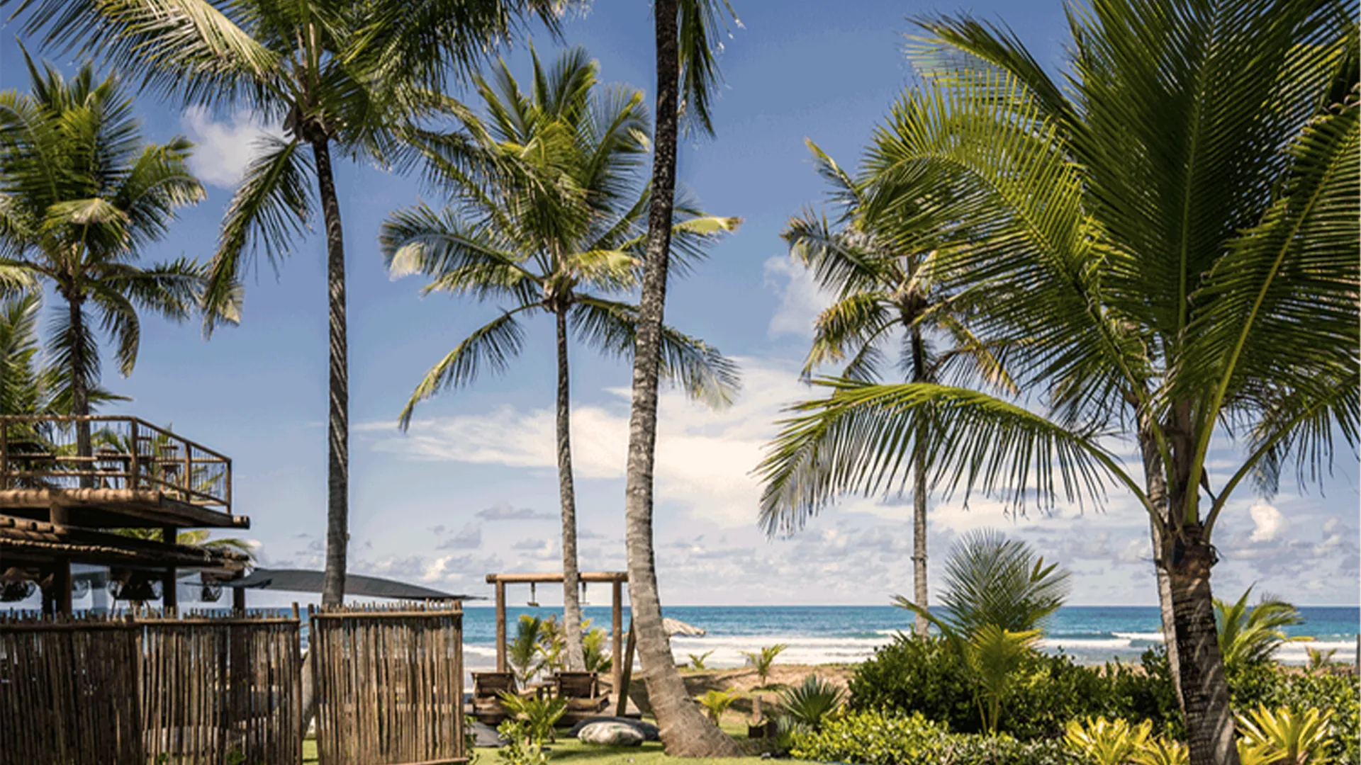Villa Kandui fica pé na areia em Taipu de Fora, na Península de Maraú — eleita a sexta praia mais bonita do Brasil. Descubra quando a maré revela as piscinas naturais e como planejar a estadia.