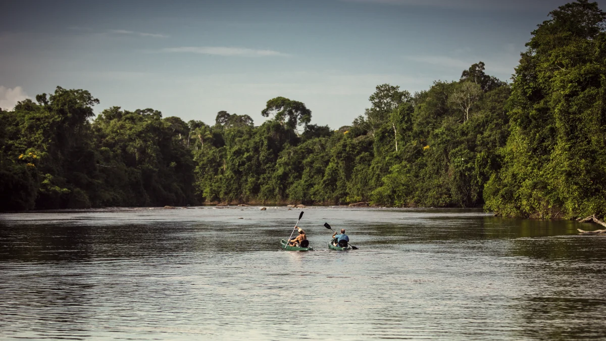 cristalino-lodge4 Homens praticando canoagem no rio.