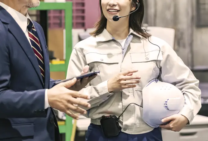 Um homem e uma mulher realizam uma visita técnica.