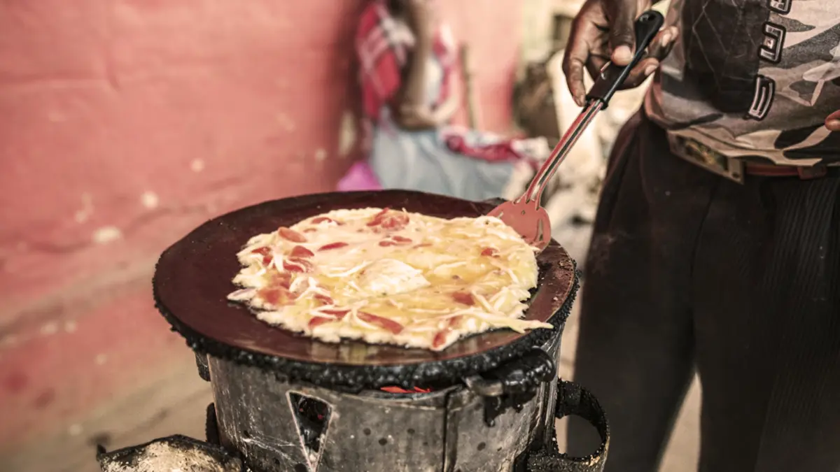 pratos-tipicos-uganda-chapati-rolex Recheio do chapati rolex.