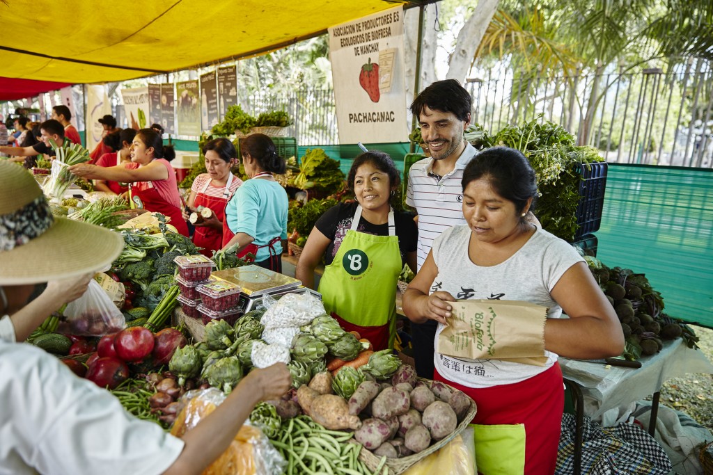 Virgílio Martinez, do Central, e as produtoras de morango orgânico de Manchay: sustentabilidade