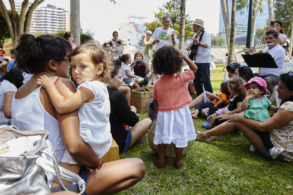 Crianças acompanham a música ao vivo no gramado: qualidade de vida