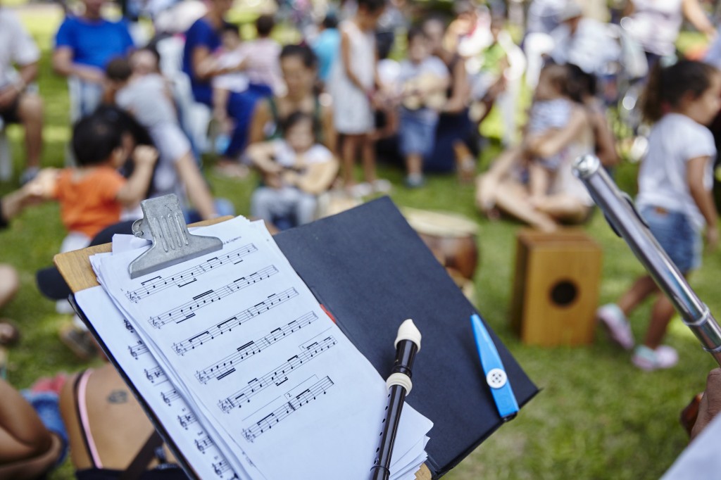 Música tradicional peruana apresentada no parque: valorizando a cultura local