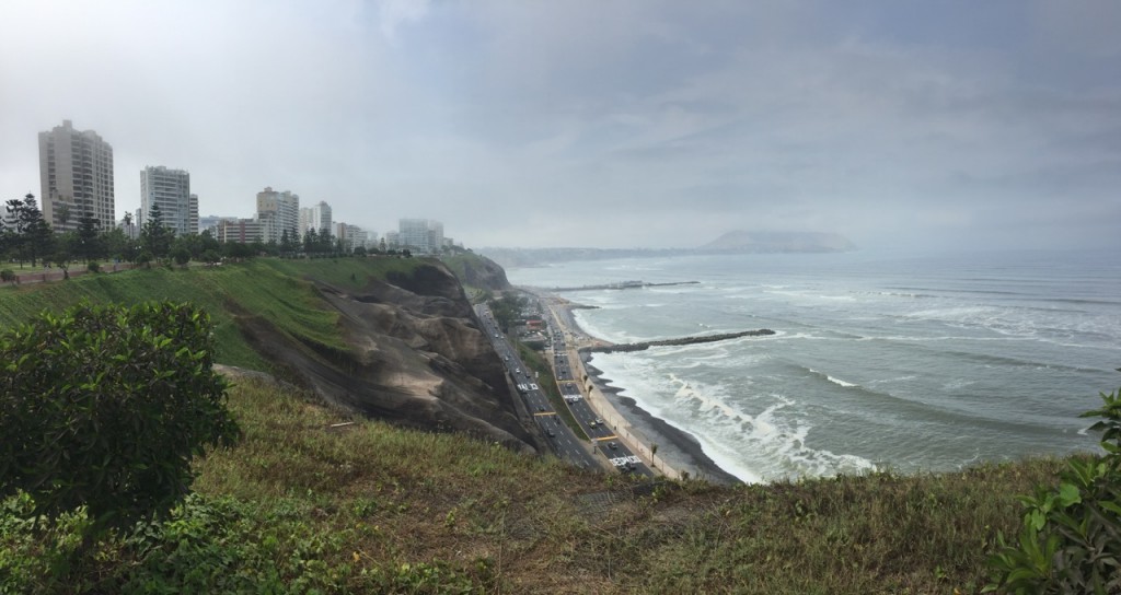 O Oceano Pacífico avistado desde o bairro de Miraflores