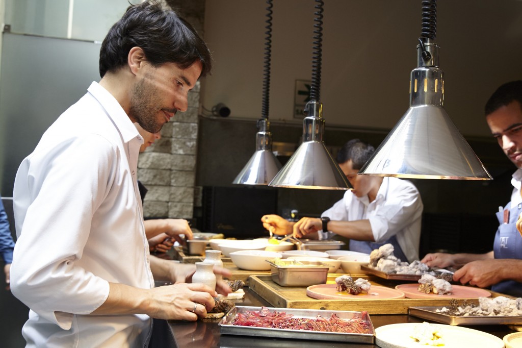 Chef Virgílio Martinez finaliza um dos pratos do menu degustação do Restaurante Central