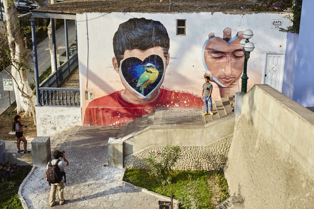 Escadaria do bairro de Barranco que liga o alto da falésia ao nível do mar