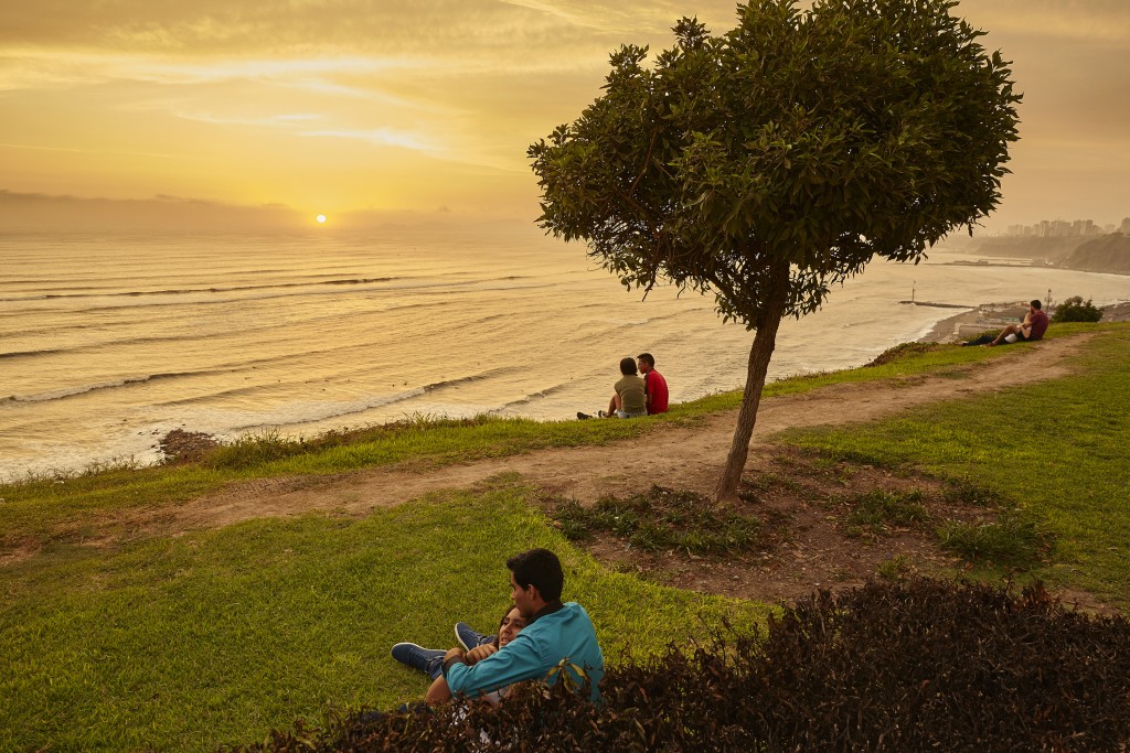 O famoso pôr-do-sol de Lima, sobre o Oceano Pacífico, pode ser visto do alto das falésias de Barranco