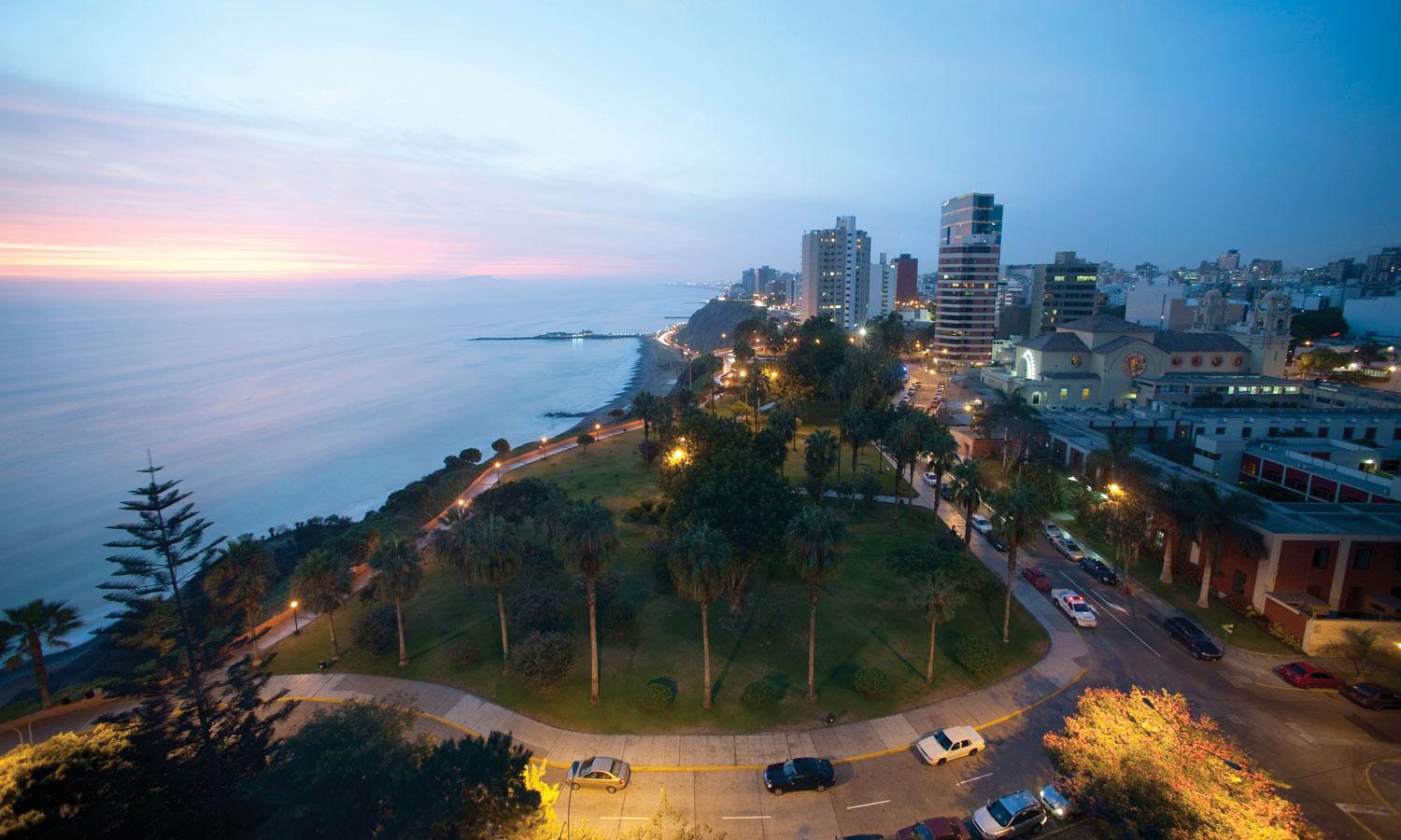A vista do Belmond Miraflores Park: frente pro mar e shopping Larcomar na vizinhança