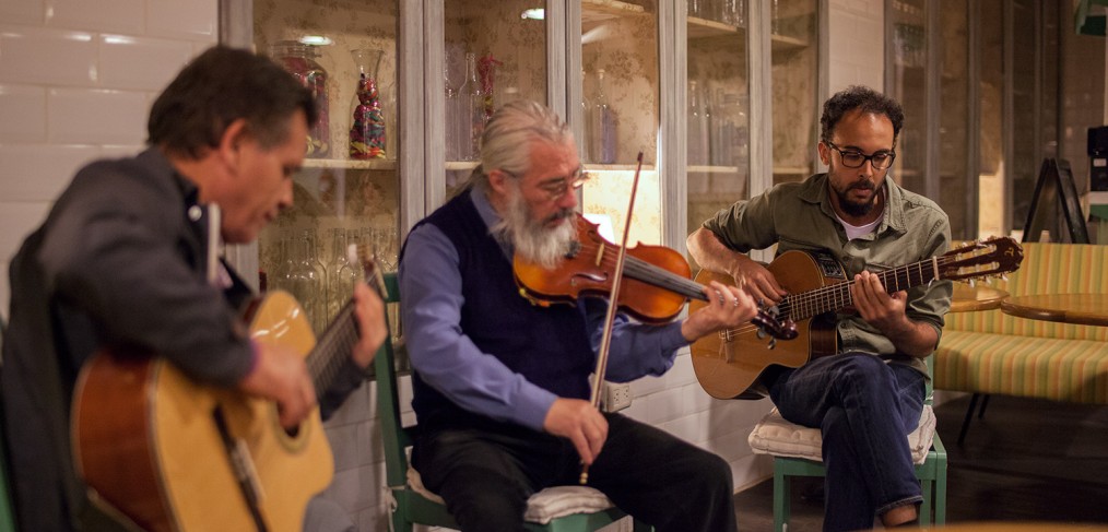 Leonardo Silva e Wendell Nuñez Del Prado tocando com Bem Gil: conexão criativa Peru-Brasil