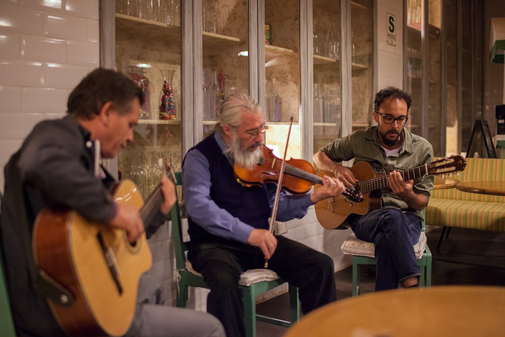 Leonardo Silva e Wendell Nuñez Del Prado tocando com Bem Gil: conexão criativa Peru-Brasil