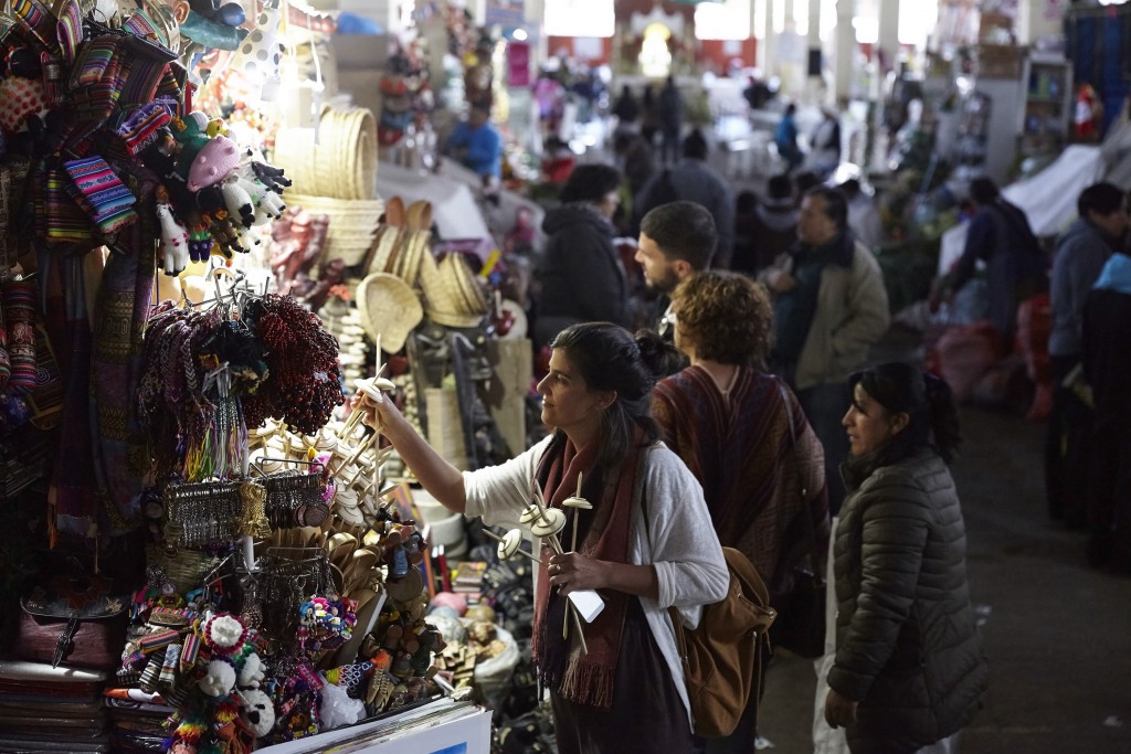 A estilista Flávia Aranha no mercado de Cusco