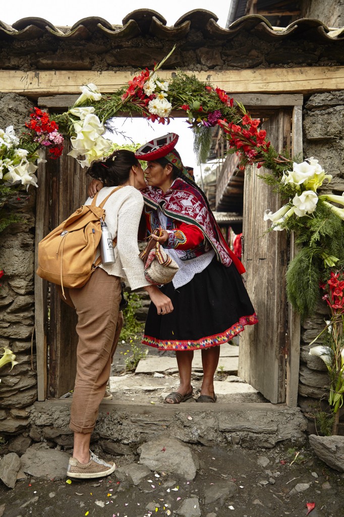 Maria Vetancur receber Flávia Aranha com chuva de pétalas sobre portal florido: costume familiar