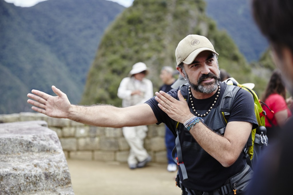 Andrés Adasme em ação: aula de arqueoastronomia surpreende até os guias mais antigos do lugar