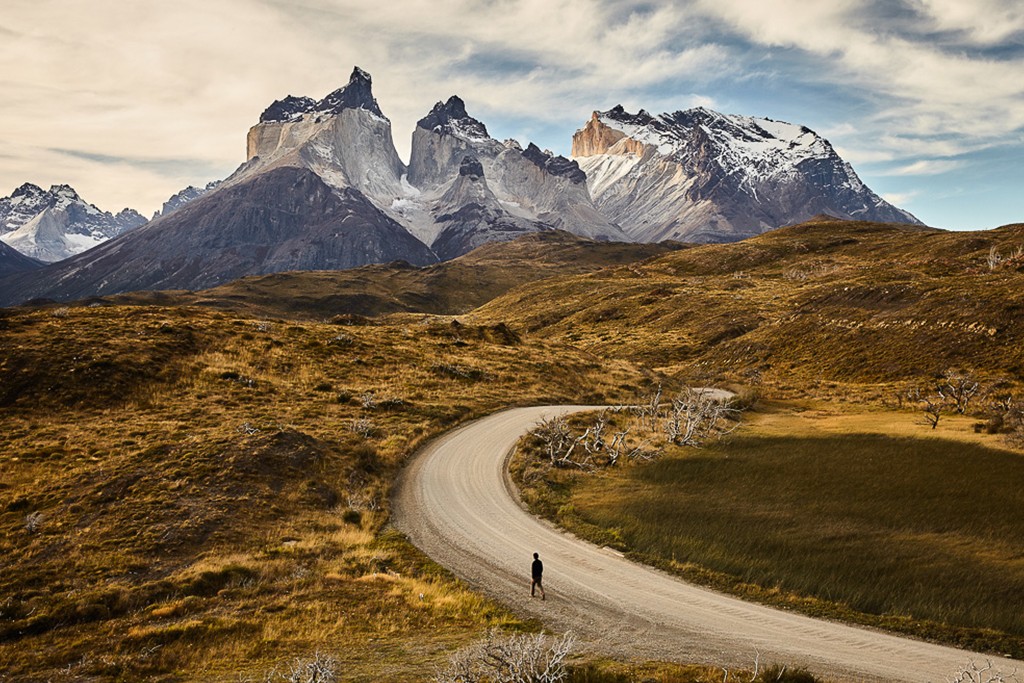 Estrada dentro do Parque Torres del Paine em frente à Cordilheira Paine