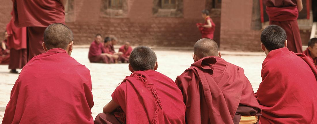 budistas-conversando-nepal-tibete