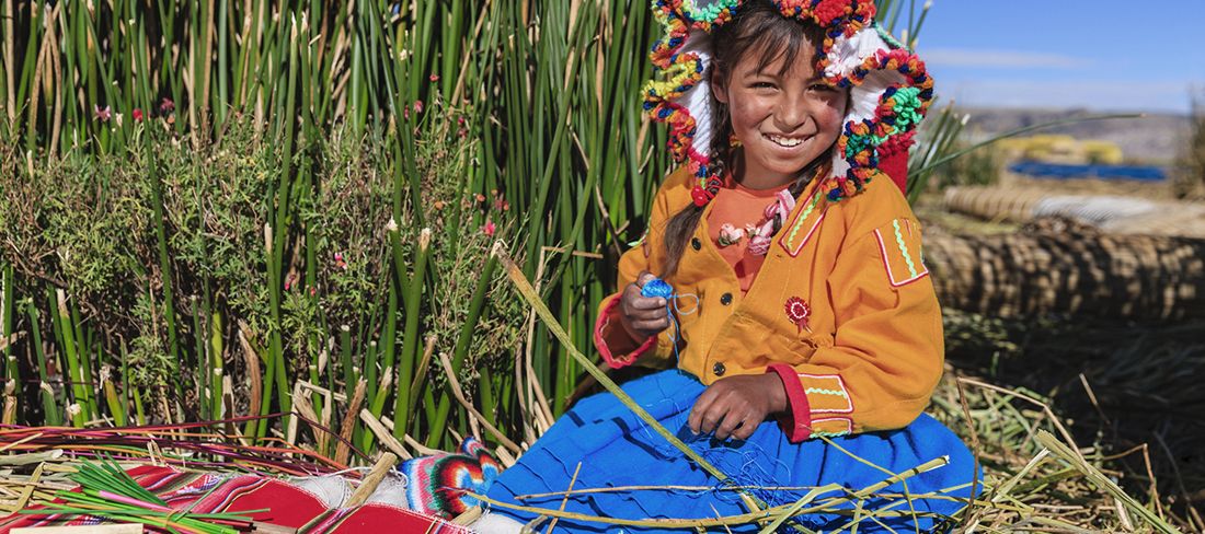 Menina peruana no Lago Titicaca