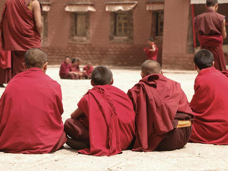 budistas-conversando-nepal-tibete